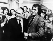 Laurence Olivier (1907-1989), British actor, and Neil Diamond (1941- ), American singer, 1980. Creator: Unknown