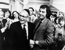 Laurence Olivier (1907-1989), British actor, and Neil Diamond (1941- ), American singer, 1980. Creator: Unknown