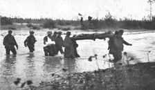 'L'autriche succombe; Un gue de la Piave; blesse transporte par des prisonniers autrichiens 1918. Creator: Unknown