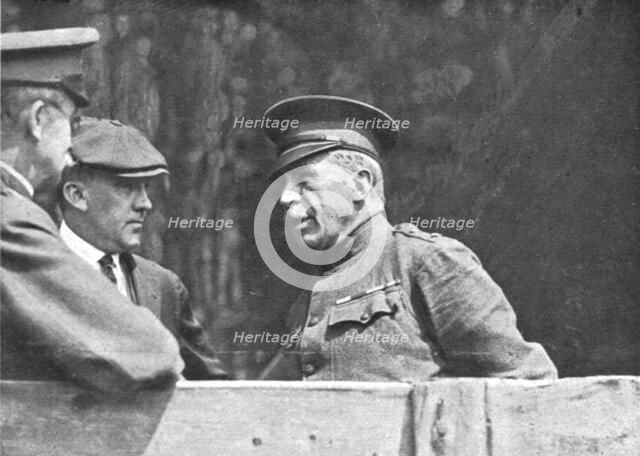 'L'Avant-Guerre aux Etats-Unis; Le major-general Leonard Wood, organisateur du camp de..., 1917. Creator: Unknown.