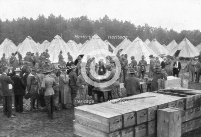 'L'Avant-Guerre aux Etats-Unis; Le mouvement national aux Etats-Unis en 1915: distribution...1917. Creator: Underwood & Underwood.