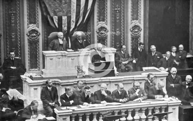 'L'Avant-Guerre aux Etats-Unis; Le president Wilson, lisant au Congres, le 7 decembre 1915..., 1917. Creator: Underwood & Underwood.