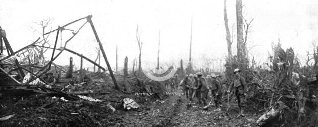 'L'avance Britannique; Un detachement de sapeurs etablit une route en territoire libere', 1917. Creator: Unknown.