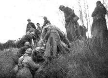 L'avance Francaise; Ne pouvant user de l'eau des puits ou l'ennemi a precipite du fumier, des caval Creator: Unknown