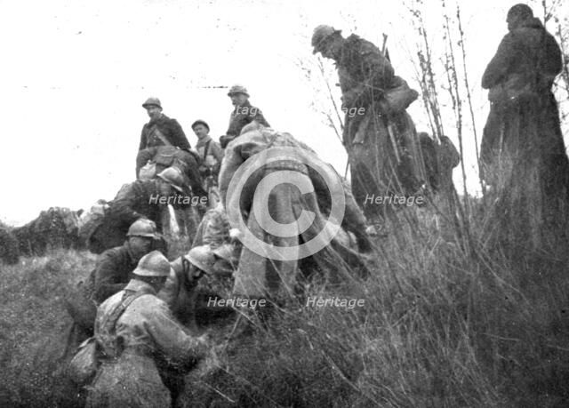 'L'avance Francaise; Ne pouvant user de l'eau des puits ou l'ennemi a precipite du fumier, des caval Creator: Unknown.