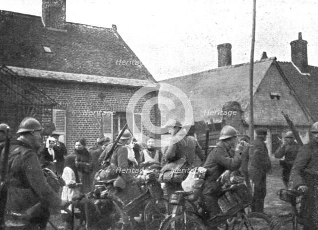 'L'avance Francaise; Un village libere fait fete aux premiers soldats francais apparus: des chasseur Creator: Unknown.