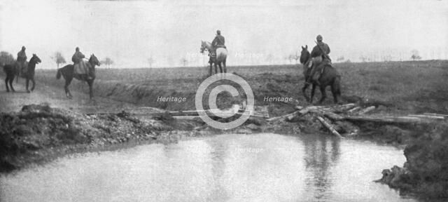 'L'avance Francaise; Une avant-garde de cavalerievient de contourner un veritable etang qui coupe la Creator: Unknown.