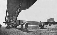 'L'aviation Russe; un avion geant Russe du type "Ilya Mourometz" 1915. Creator: Unknown