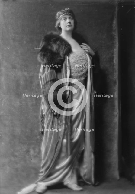 Lawton, Mary, Miss, portrait photograph, 1915. Creator: Arnold Genthe.