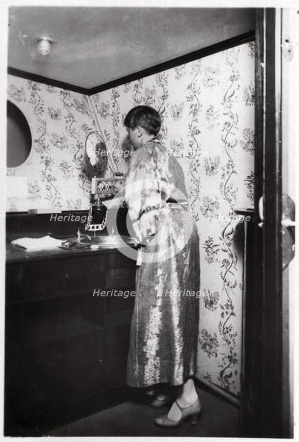 Ladies' washroom, Zeppelin LZ 127 'Graf Zeppelin', 1933. Artist: Unknown
