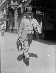 Lafollette, Robert M., Rep. from Wisconsin 1885-1891; Governor, 1901-1906; Senator, 1906-1925, 1913. Creator: Harris & Ewing
