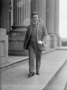 Lafollette, Robert M., Rep. from Wisconsin 1885-1891; Governor, 1901-1906; Senator, 1906-1925, 1917. Creator: Harris & Ewing