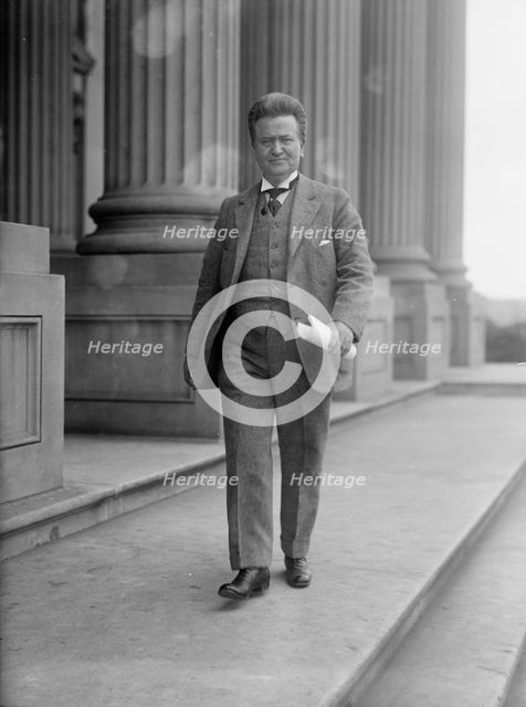 Lafollette, Robert M., Rep. from Wisconsin 1885-1891; Governor, 1901-1906; Senator, 1906-1925, 1917. Creator: Harris & Ewing.