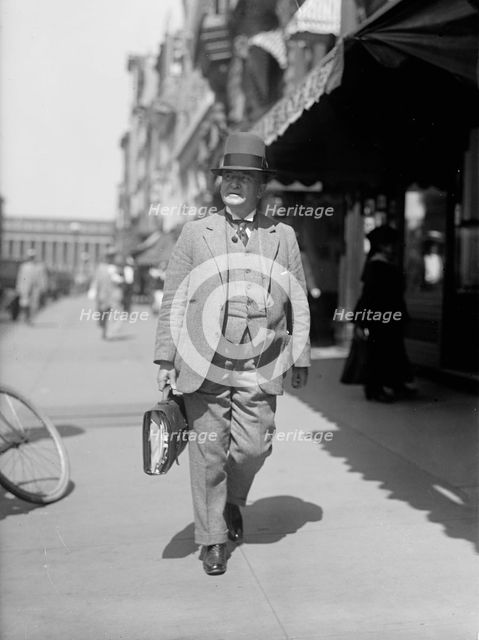 Lafollette, Robert M., Rep. from Wisconsin 1885-1891; Governor, 1901-1906; Senator, 1906-1925, 1917. Creator: Harris & Ewing.