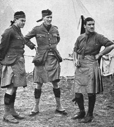 'L'aide du Canada; Officiers de Highlanders canadiens 1914. Creator: Unknown