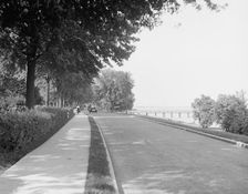 Lake road, Grosse Pointe, Mich., c.between 1910 and 1920. Creator: Unknown