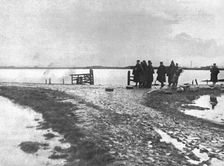 'L'Alliance avec la mer; L'inondation protectrice sur la rive gauche de l'Yser 1914. Creator: Unknown