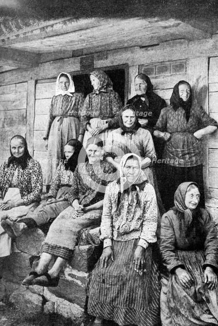 Land-working women, East Prussia, 1922.Artist: Georg Haeckel