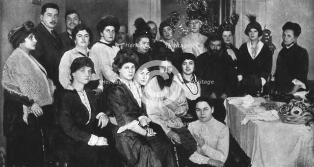 'L'Annee 1917; Les <<forces tenebreuses >> qui dirigeaient la Russie a la veille de la.... 1916. Creator: Unknown.