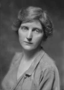 Lansdowne, M.B., Miss, portrait photograph, 1915 Feb. 25. Creator: Arnold Genthe
