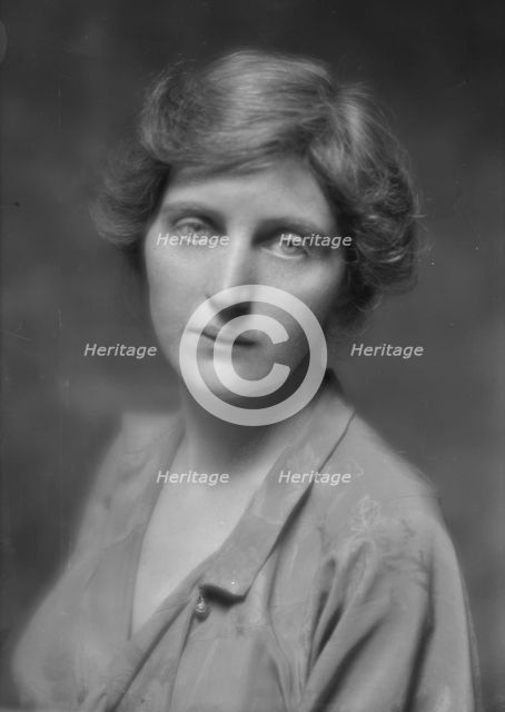 Lansdowne, M.B., Miss, portrait photograph, 1915 Feb. 25. Creator: Arnold Genthe.
