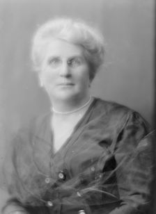 Lansdowne, H.B., Mrs., portrait photograph, 1914 Aug. 31. Creator: Arnold Genthe