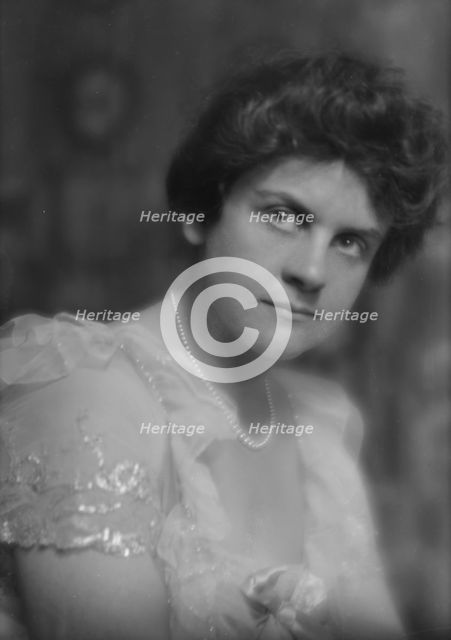 Lapham, E., Miss, portrait photograph, 1915 Feb. 16. Creator: Arnold Genthe.