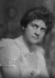 Lapham, E., Miss, portrait photograph, 1915 Feb. 16. Creator: Arnold Genthe