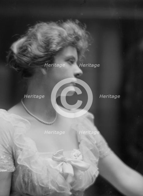 Lapham, E., Miss, portrait photograph, 1915 Feb. 16. Creator: Arnold Genthe.