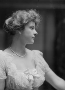 Lapham, E., Miss, portrait photograph, 1915 Feb. 16. Creator: Arnold Genthe