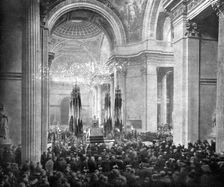 L'apotheose du Soldat; le ceremonie du Pantheon: pendant le discours du president..., 1920. Creator: Unknown