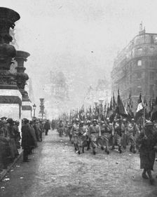 L'apotheose du Soldat; les drapeaux, venant du Pantheon, descendent la rue Soufflot..., 1920. Creator: Unknown