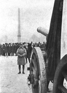 L'apotheose du Soldat; Un arret place de la Concorde: M Millerand et le groupe..., 1920. Creator: Unknown
