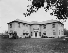 Large L-shaped residence, Colorado, designed by architect Jacques Benois Benedict, c1903 - 1923. Creator: Unknown