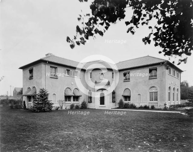 Large L-shaped residence, Colorado, designed by architect Jacques Benois Benedict, c1903 - 1923. Creator: Unknown.