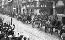 L'Armee Britannique; Le defile de artillerie dans les rues de Rouen 1914. Creator: Unknown