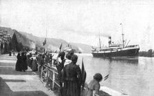 L'Armee Britannique; Le long des rives de la Seine, que les transports Anglais remontent 1914. Creator: Unknown