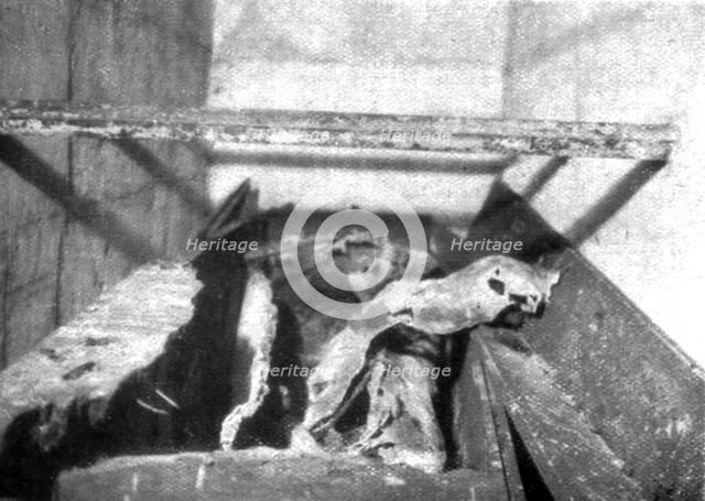 'L'Arret du repli allemand; Le plus odieux pillage: cercueils fractures et vides de leurs cendres da Creator: Unknown.