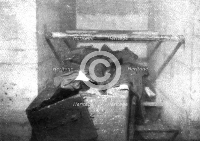 'L'Arret du repli allemand; Le plus odieux pillage: cercueils fractures et vides de leurs cendres da Creator: Unknown.