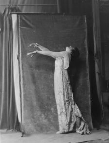 Lasell, Hildegarde, Miss, portrait photograph, 1916. Creator: Arnold Genthe