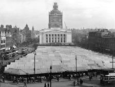 Last Saturday market, Market Square, Nottingham, Nottinghamshire, 17th November 1928. Creator: Unknown