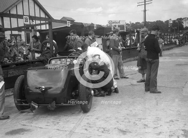 LCC Relay GP, Brooklands, 25 July 1931. Artist: Bill Brunell.