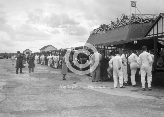 LCC Relay GP, Brooklands, 25 July 1931. Artist: Bill Brunell.