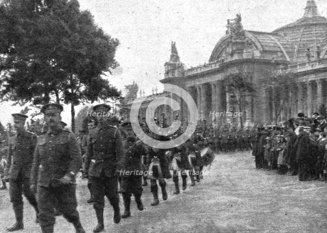 ''Le 14 juillet 1916 a Paris; les "Bag-pipers" ecossais', 1916. Creator: Unknown.