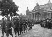 'Le 14 juillet 1916 a Paris; les "Bag-pipers" ecossais 1916. Creator: Unknown