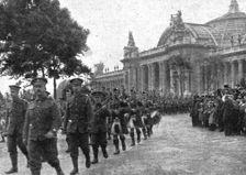 'Le 14 juillet 1916 a Paris; les "Bag-pipers" ecossais 1916. Creator: Unknown