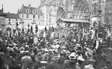 Le 2e anniversaire de la Marne; Defiles des delegations a la cathedrale de Meaux 1916. Creator: Unknown