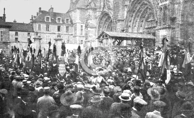 'Le 2e anniversaire de la Marne; Defiles des delegations a la cathedrale de Meaux', 1916. Creator: Unknown.