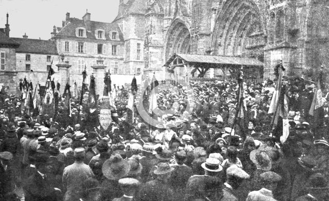 'Le 2e anniversaire de la Marne; Defiles des delegations a la cathedrale de Meaux', 1916. Creator: Unknown.