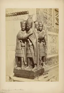 Le 4 figure di porfido presso la porta del Palazzo ducale, 1860-1870. Creator: Carlo Ponti